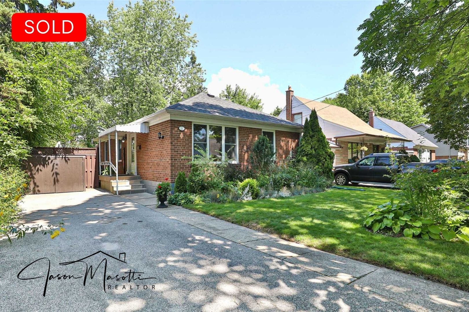 Toronto - 16 Ambleside Avenue